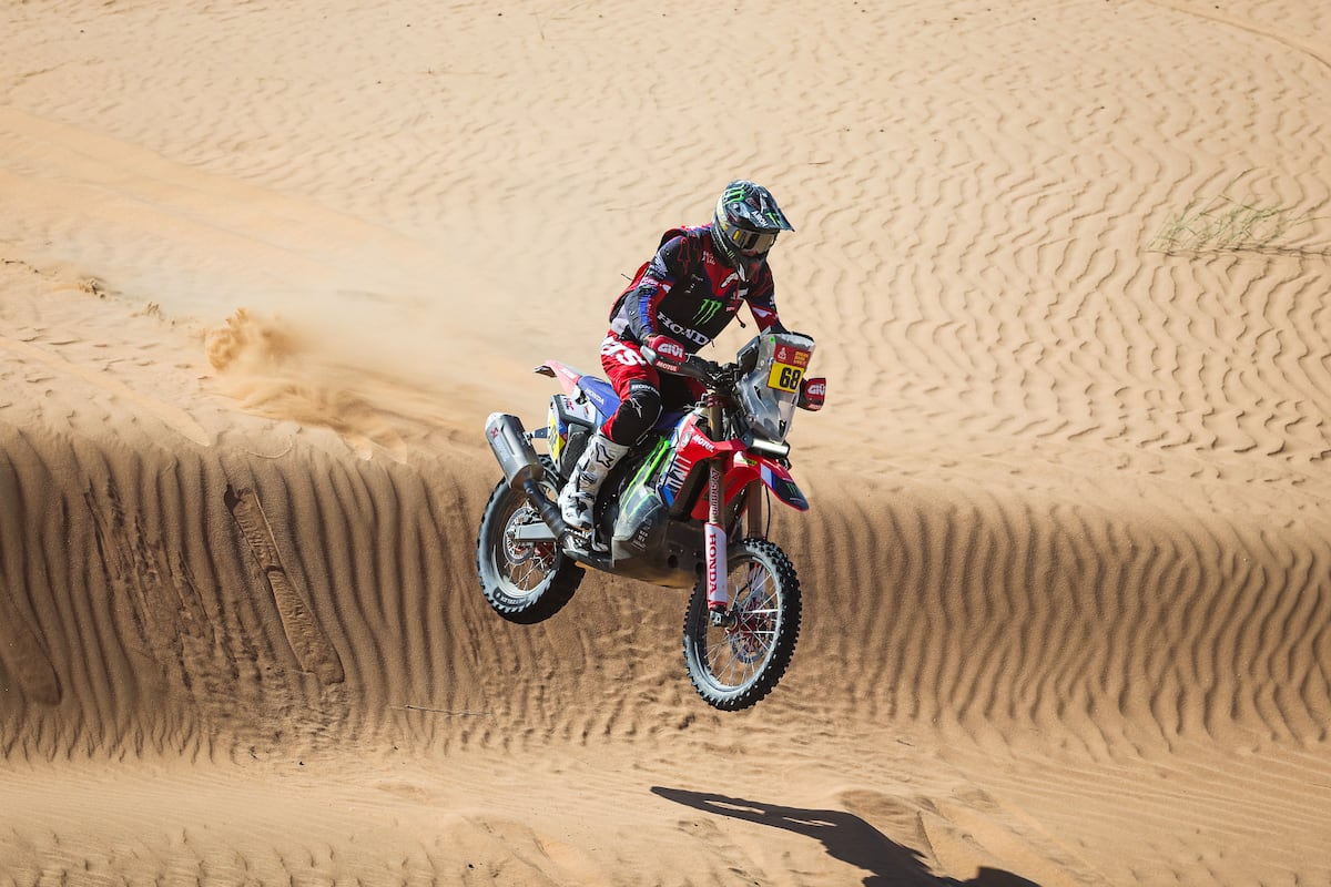 Tosha Schareina purposely gives up victory in the marathon stage of the Dakar