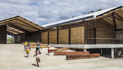 El proyecto colombiano en la selva húmeda eleva los edificios para evitar las inundaciones.