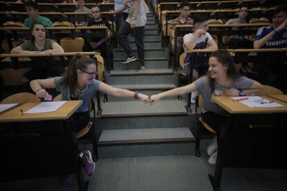 Dos alumnas se desean suerte en la prueba de Selectividad de 2016 en la Universidad Complutense de Madrid.