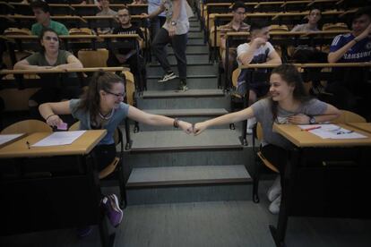 Dos alumnas se desean suerte en la prueba de Selectividad de 2016 en la Universidad Complutense de Madrid. 