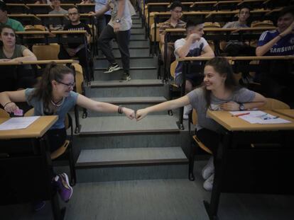 Dos alumnas se desean suerte en la prueba de Selectividad de 2016 en la Universidad Complutense de Madrid. 