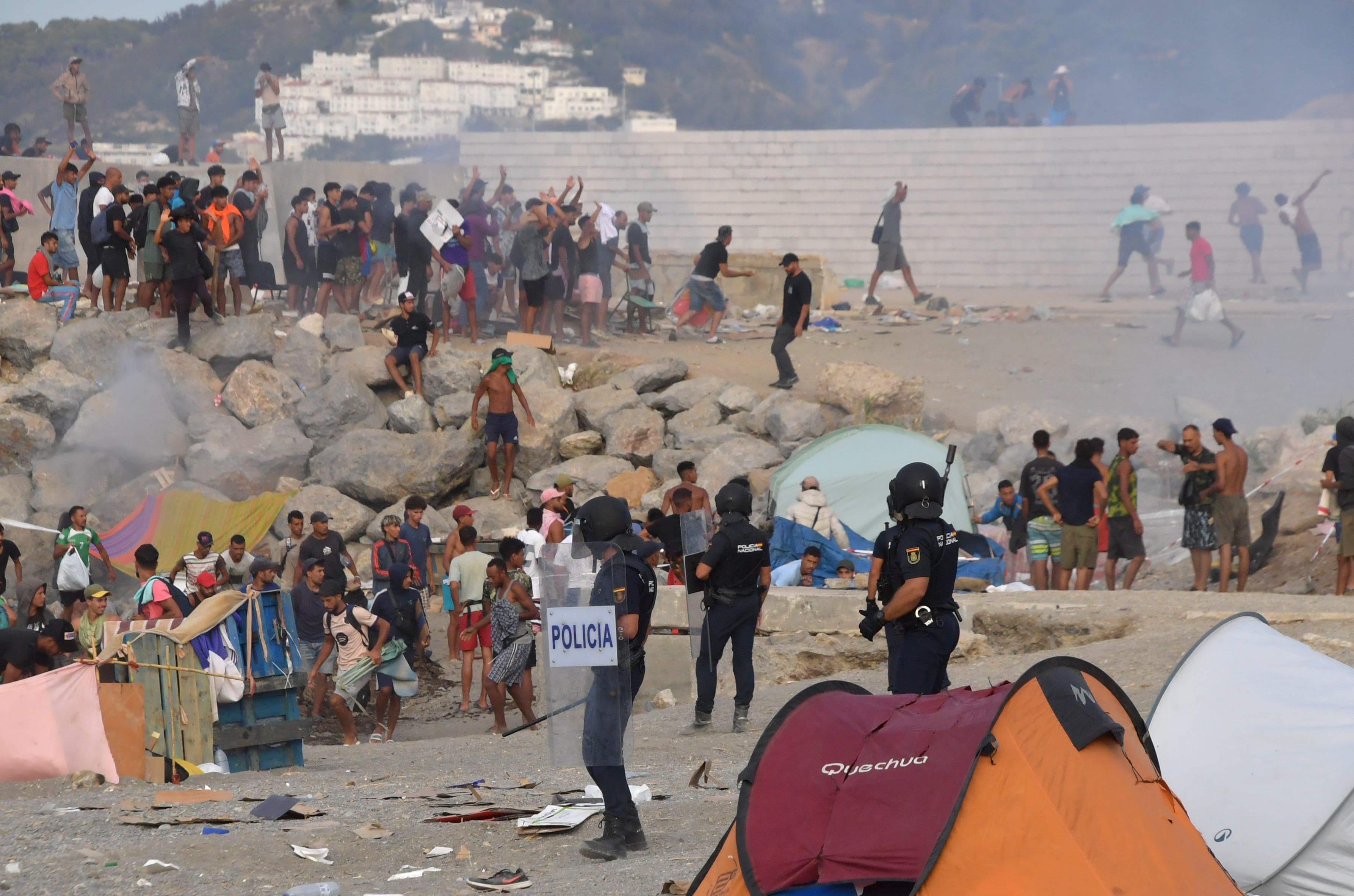 La policía disuelve el reparto de alimentos a los migrantes este martes en la playa El Trampolín de Ceuta