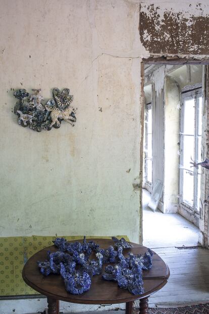 En las paredes, esculturas de cerámica esmaltada de Saraï Delfendahl.