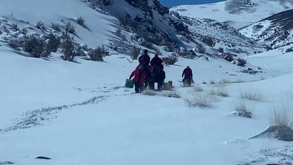 Momentos del rescate de dos ancianos en Atacama, Chile, el 15 de abril 2024.