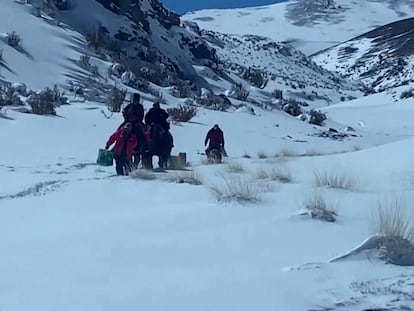 Momentos del rescate de dos ancianos en Atacama, Chile, el 15 de abril 2024.