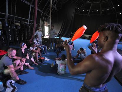 Una de las clases de Zip Zap Circus en la carpa que tienen instalada en Ciudad del Cabo.