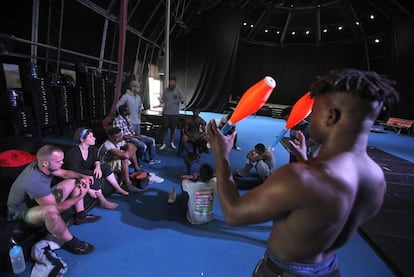 Una de las clases de Zip Zap Circus en la carpa que tienen instalada en Ciudad del Cabo.