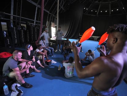 Una de las clases de Zip Zap Circus en la carpa que tienen instalada en Ciudad del Cabo.