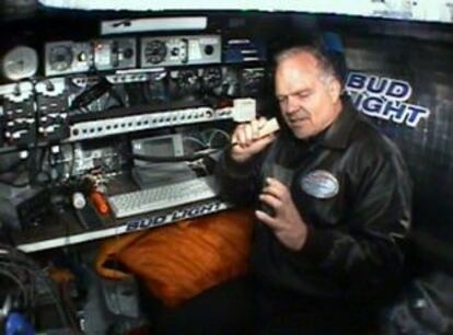 El millonario aventurero norteamericano Steve Fossett, ayer en la cabina de su globo.