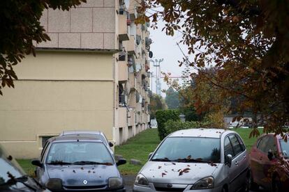 El edificio donde vive el Sr. Chafai y su familia (suesposa y sus tres hijos). Hace 16 meses el Sr. Chafai tuvo que mudarse a Bobigny debido a un cambio en su vida profesional. Solo encontró un piso de 40 metros cuadrados, un apartamento de una habitación por 600€/mes. A pesar de los ingresos que él describe como “promedio” no puede encontrar un apartamento más grande para alquilar en la zona.