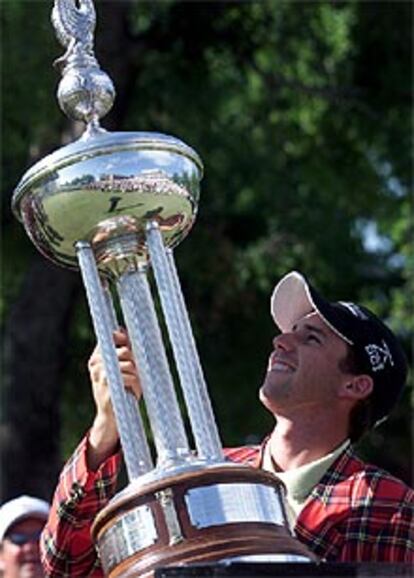 Sergio García levanta el trofeo que le acredita como ganador del Torneo Colonial.