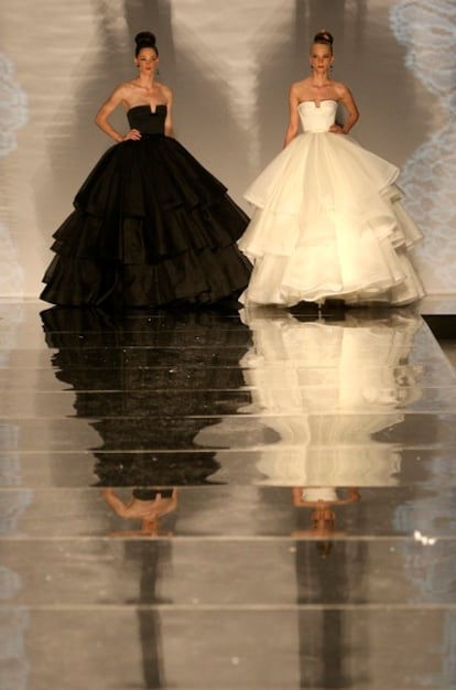 Dos modelos exhiben dos de las últimas creaciones de Rosa Clará.