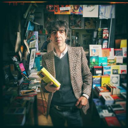 El cantante y guitarrista de Sidonie, Marc Ros, posa en Con Tarima Libros.