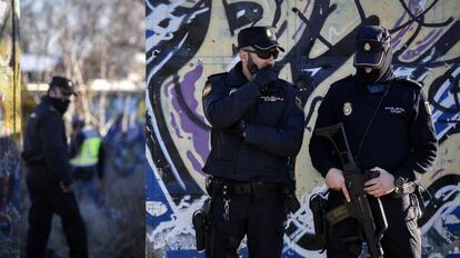 Agentes de la Polic&iacute;a Nacional en las inmediaciones donde se reun&iacute;an los  dos detenidos en Madrid.