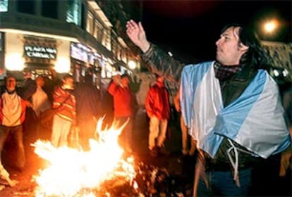 Ciudadanos de Buenos Aires protestan en la calle contra el Senado argentino.