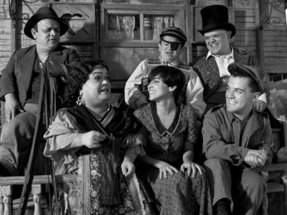 Macarena García (Blancanieves), rodeada de los enanos del filme.