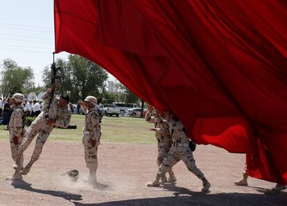 Un soldado se engancha accidentalmente a una bandera nacional gigante mientras se iza durante los preparativos para la celebracin del 207? aniversario de la independencia de Mxico de Espa?a, que se celebrar el 16 de septiembre en Ciudad Jurez, Mxico.