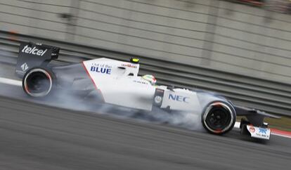 El mexicano Sergio Perez apura la frenada con su Sauber.