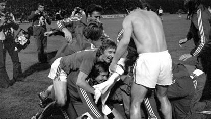 Los jugadores de Checoslovaquia celebran el título de la Eurocopa del 76 tras ganar a Alemania en los penaltis el 20 de junio de 1976 en Belgrado.