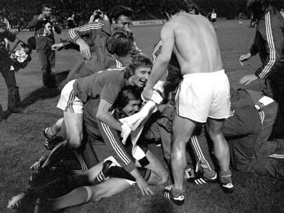 Los jugadores de Checoslovaquia celebran el título de la Eurocopa del 76 tras ganar a Alemania en los penaltis el 20 de junio de 1976 en Belgrado.