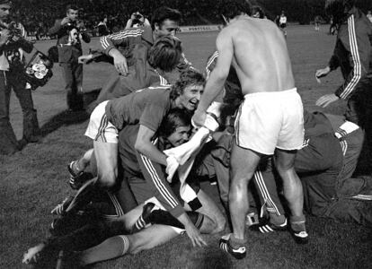 Los jugadores de Checoslovaquia celebran el título de la Eurocopa del 76 tras ganar a Alemania en los penaltis el 20 de junio de 1976 en Belgrado.