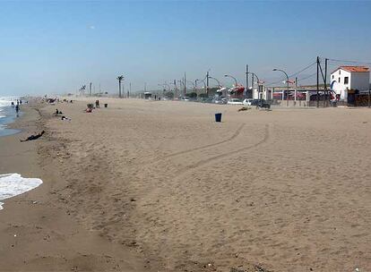 La playa del Prat se ha homologado, pero La Casita del Mar, la primera a la derecha, mantiene todavía el aroma de antaño.