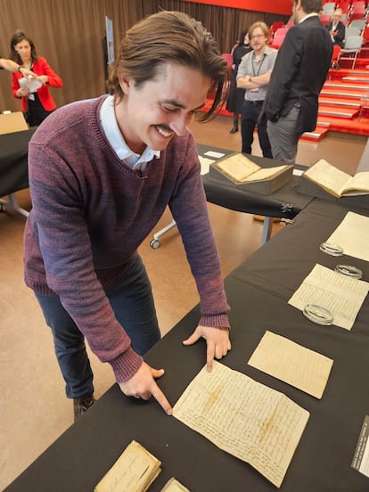 Alejandro Salamanca, historiador, muestra una de las cartas de amor incautadas a las embarcaciones españolas