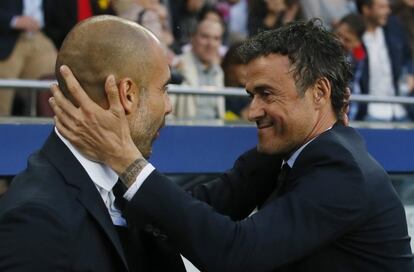 Guardiola i Luis Enriques se saluden abans del partit.