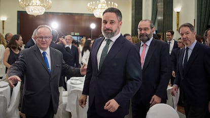 El presidente de Vox, Santiago Abascal (centro), y Alfonso Bullón de Mendoza (detrás, con corbata rosa), durante un desayuno informativo organizado el año pasado por el periódico 'El Debate', de la Asociación Católica de Propagandistas. 