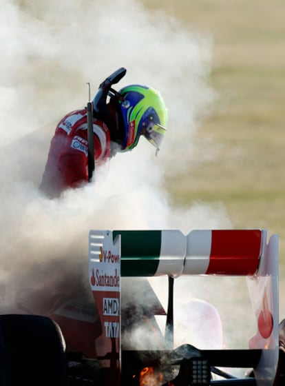 Felipe Massa, rodeado por el humo que salía de su monoplaza. En la parte inferior del mismo se puede ver un pequeño fuego.