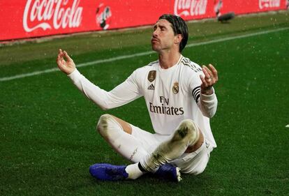 En una jugada a balón parado, Sergio Ramos se mostró el más fuerte por arriba y cabeceó al fondo de la red un centro del alemán Toni Kroos. En la imagen, el jugador blanco, celebra el primer gol del equipo.