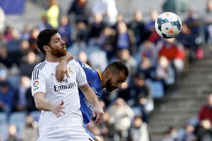 Xabi Alonso lucha por el balón con Diego Castro.