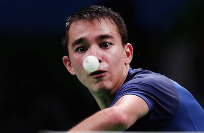 Hugo Calderano (Brasil) controla la pelota con la mirada en el partido contra el japonés Jun Mizutani durante la cuarta ronda masculina de tenis de mesa, en las instalaciones de Riocentro, en Río de Janeiro.