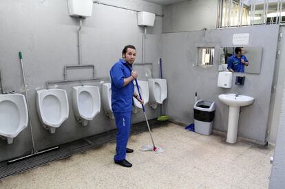 Un empleado de la limpieza friega el suelo del aseo de Cibeles, uno de los pocos servicios subterráneos que quedan en la capital desde que el Ayuntamiento empezó a cerrarlos en los años noventa.