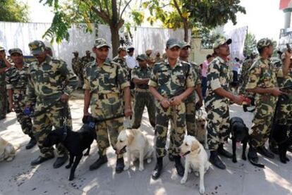 Miembros de la policía llegan a la ciudad de Mohali para controlar la seguridad del partido.