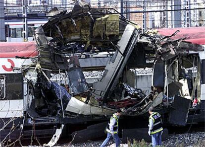 Restos de uno de los trenes atacados en las cercanías de la estación de Atocha.