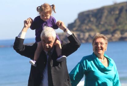 Maragalla, junto a su nieta y su mujer, hoy en San Sebastián