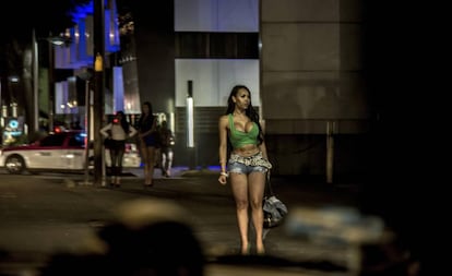 Una mujer transexual se prostituye en la calzada de Tlalpan, en la Ciudad de México.