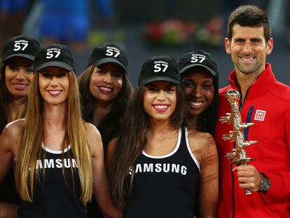 Djokovic rodeado de modelos recogepelotas.