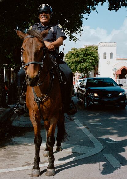 Agente cubano de la Guardia Montada de Miami, en la calle Ocho.