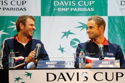 Los tenistas Mardy Fish (izquierda) y Andy Roddick, del equipo de EE UU, durante la rueda de prensa previa a la Copa Davis, en la que se enfrentan a España.