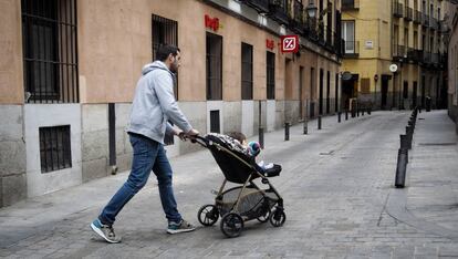 Un hombre pasea con un carrito en Madrid