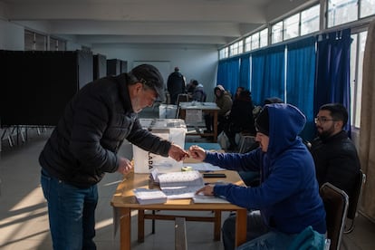 Un hombre vota en Santiago, este domingo.