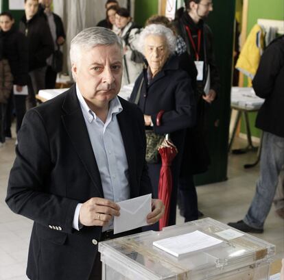 El candidato del PSdeG al Parlamento Europeo José Blanco ha ejercido su derecho a voto en el Colegio Paradai de Lugo.