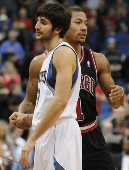 Ricky Rubio saluda a Derrick Rose de los Chicago Bulls.