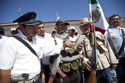 Hipólito Mora (segundo por la derecha), en la celebración por el aniversario de las autodefensas el 24 de febrero pasado.