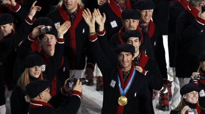 El patinador estadounidense Evan Lysacek, entre sus compañeros de selección durante la ceremonia.