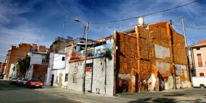 Casas de la calle de Luis Despuig del barrio de El Cabanyal que cuentan con licencia municipal de derribo.