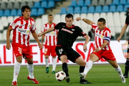 Pablo Orbaiz, rodeado de jugadores del Almería.