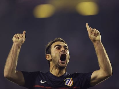 Adrián celebra su gol al Valencia.